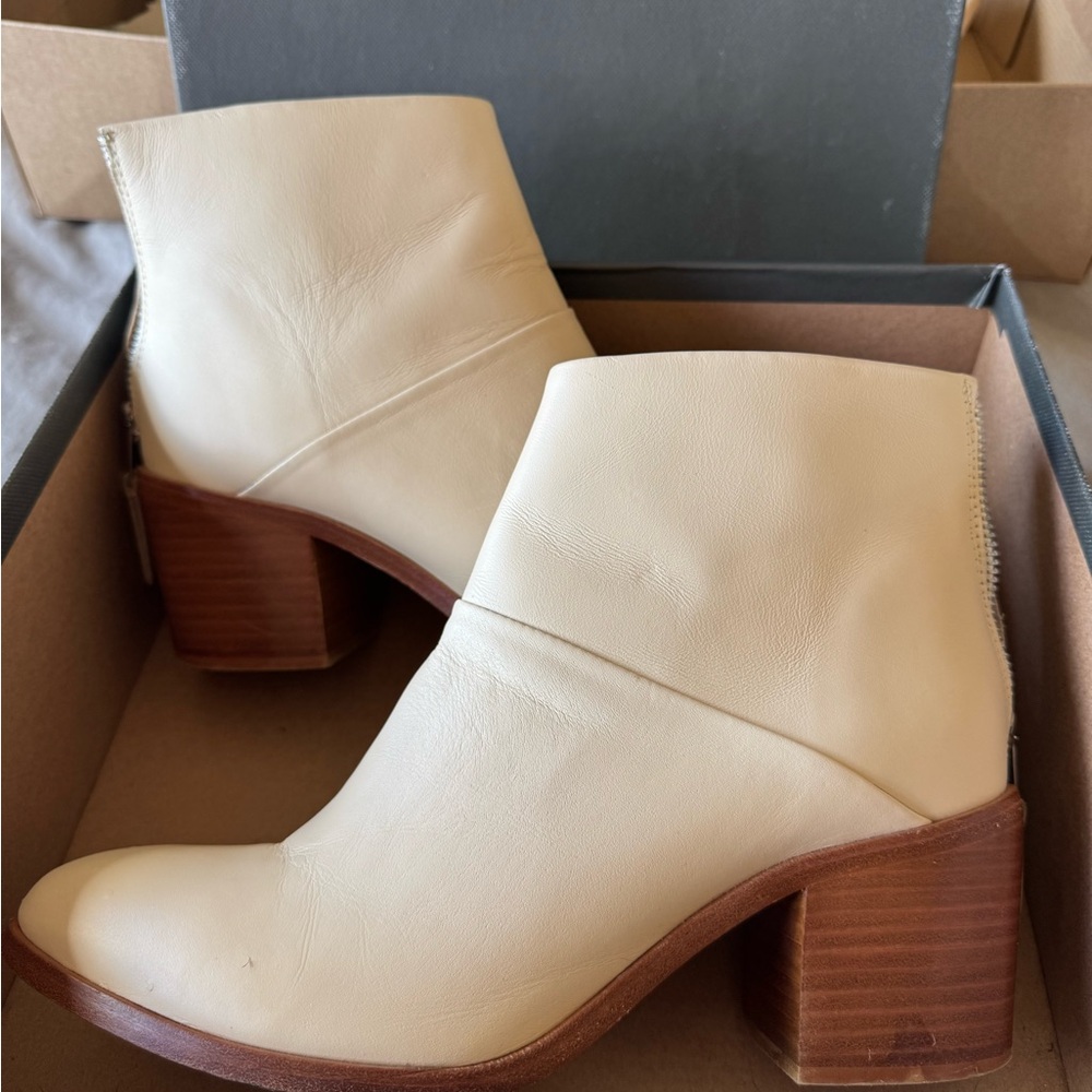 Nisolo Dari ankle boots size 9 in Bone.